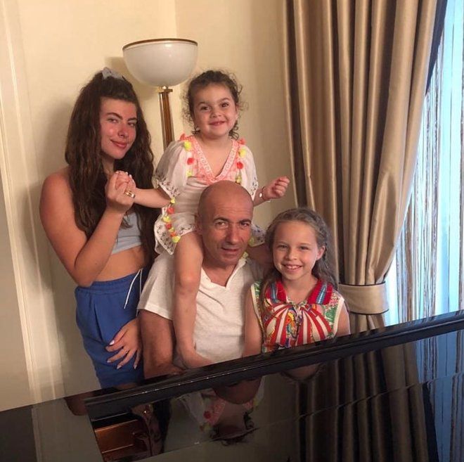 Игорь Крутой с внучками