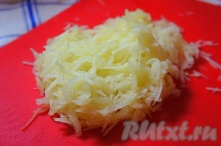 Кабачки, очищенные от кожуры, натереть на крупной тёрке.
