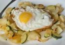 Яйца с жареным картофелем и цуккини