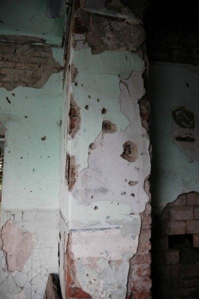 Все стены во всех помещениях школы изрешечены пулями.